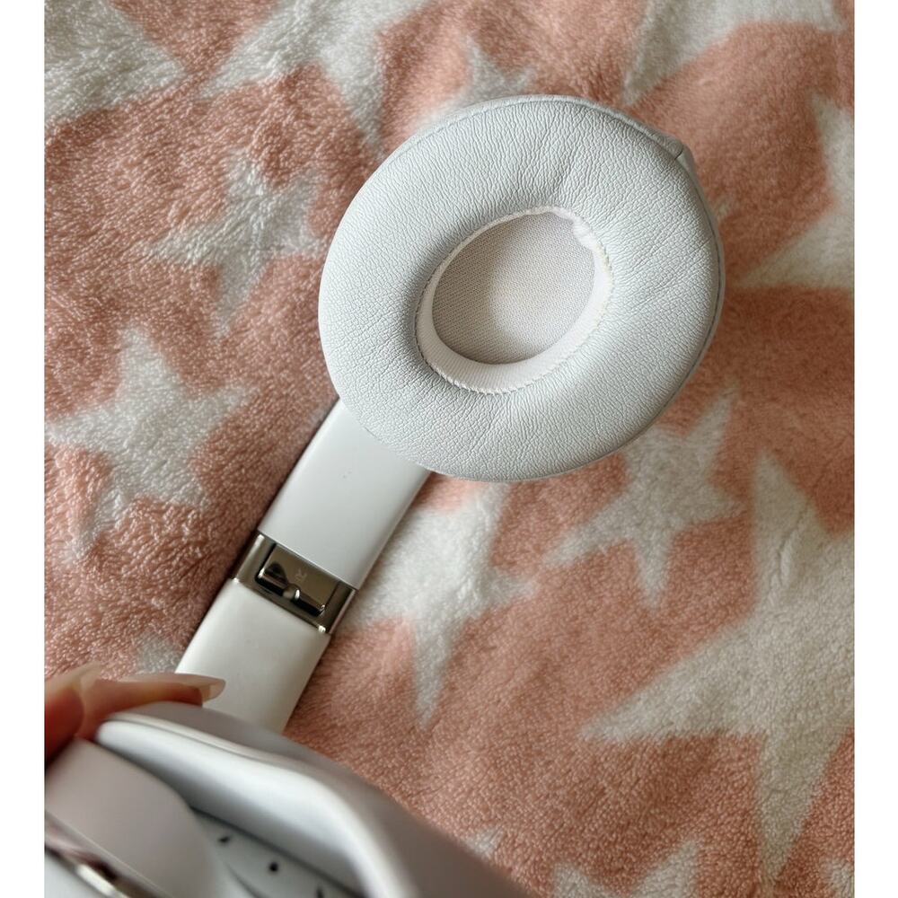 Silver Beats by Dr. Dre Solo 3 Wireless On-Ear Headphones - Picture 6 of 12